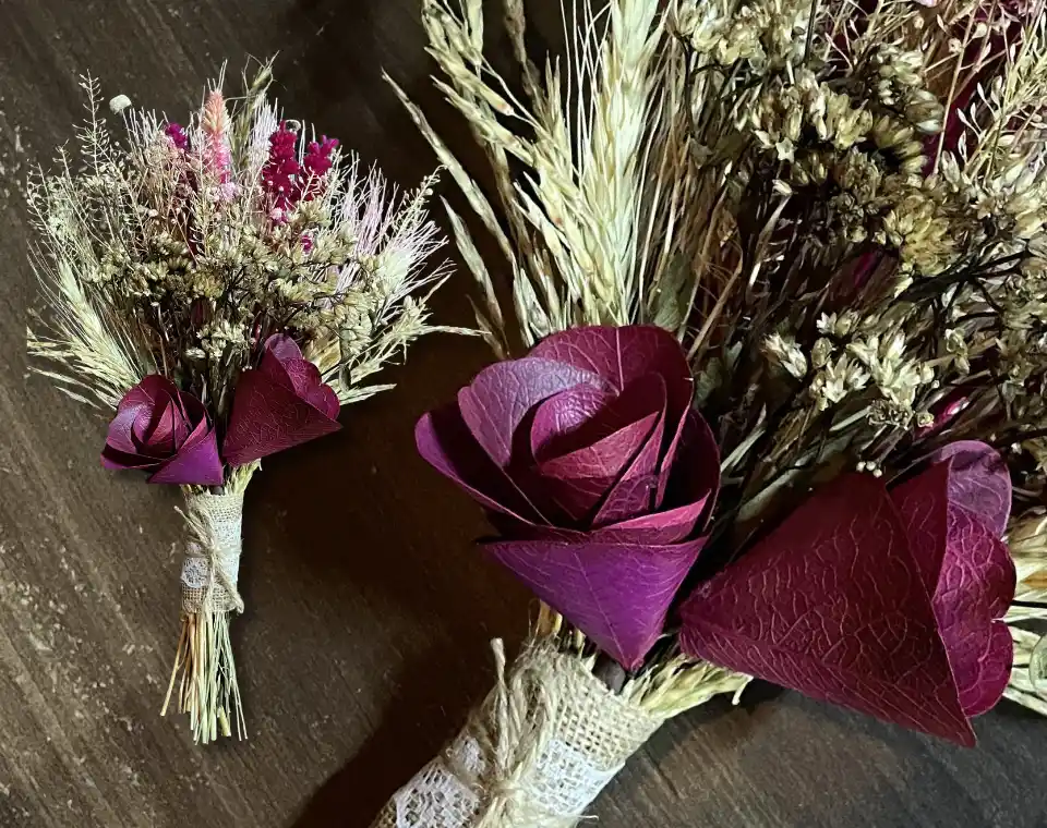 Mini buquês de flores desidratadas com rosas em bordô